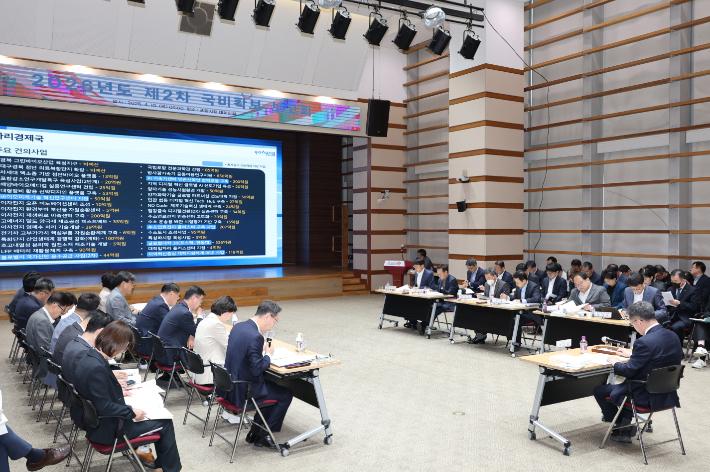 포항시는 10일 대회의실에서 '경제활력, 민생 안정, 미래 도약에 기여하는 국가 예산확보'를 슬로건으로 내걸고 '2026년도 제2차 국비 확보 보고회'를 개최했다. 포항시 제공