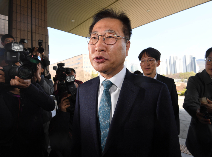 헌법재판소가 박성재 법무부 장관에 대한 국회의 탄핵소추를 기각한 10일 오후 박 장관이 정부과천청사 법무부로 출근하고 있다. 과천=황진환 기자