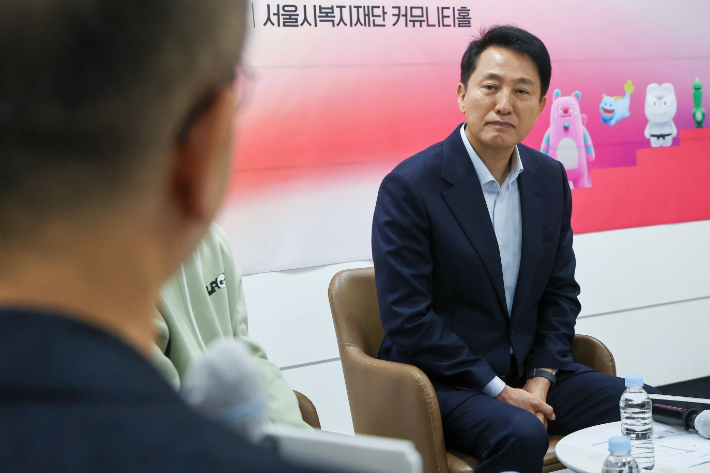 오세훈 서울시장이 10일 서울 마포구 서울시 복지재단에서 열린 디딤돌 소득 가구 간담회에서 참석자들의 발언을 듣고 있다. 연합뉴스