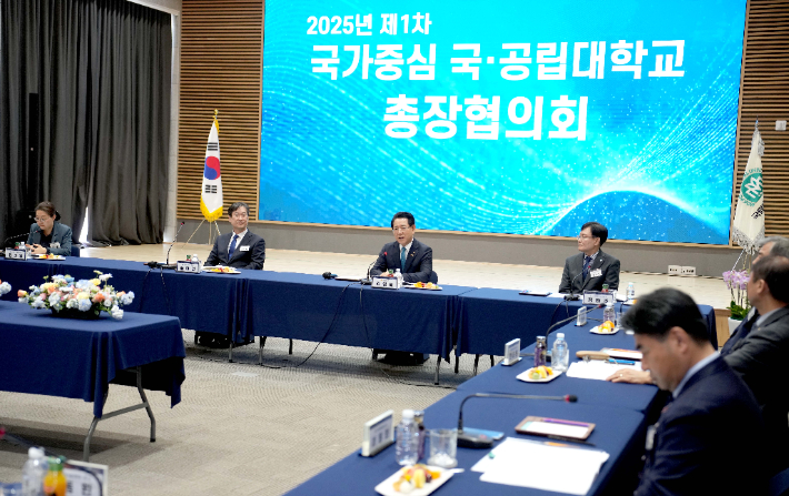 2025년 국가중심 제1차 국·공립대 총장협의회가 10일 목포대학교에서 열린 가운데 김영록 전남도지사가 인사말을 하고 있다. 전남도 제공