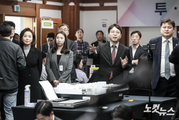 투표 보안관리체계 관련 질문하는 윤용진 변호사