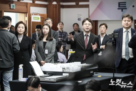 투표 보안관리체계 관련 질문하는 윤용진 변호사