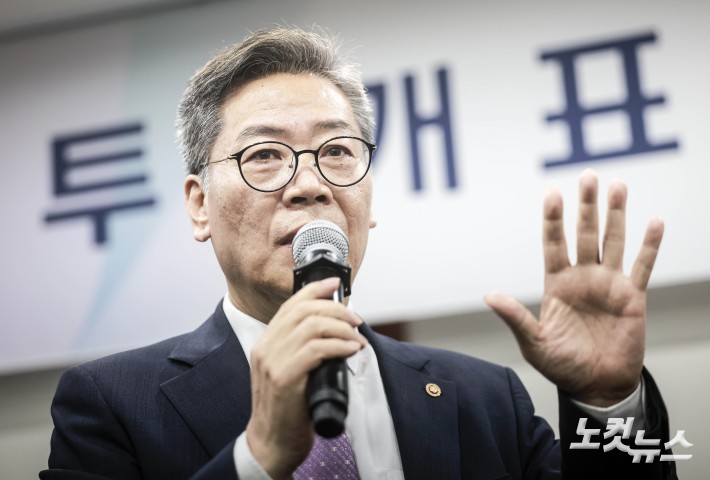 투표함 관련 항의에 답변하는 김용빈 사무총장