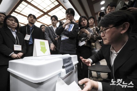 투표함에 특수봉인지 붙이는 선거사무원