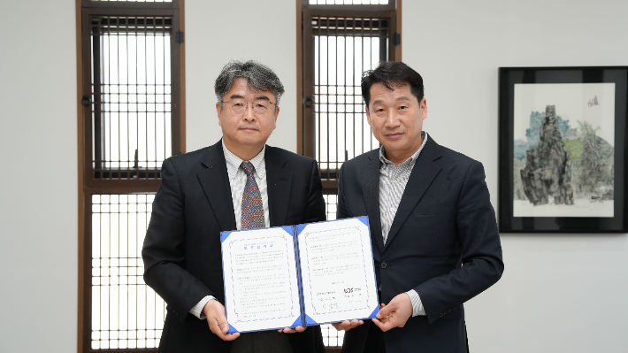 경북문화관광공사와 포항공대 사회문화데이터사이언스연구소가 MOU를 체결하고 있다. 공사 제공