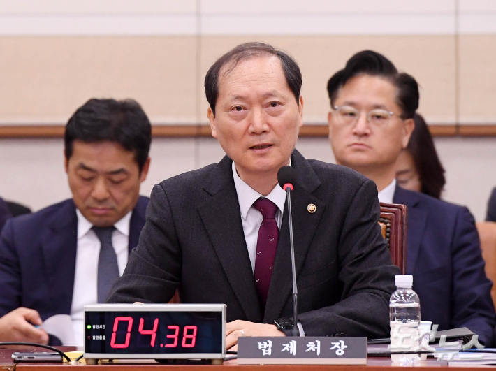 이완규 법제처장이 14일 오전 국회 법제사법위원회 법제처 등에 대한 국정감사에 출석해 의원들의 질의에 답하고 있다. 황진환 기자