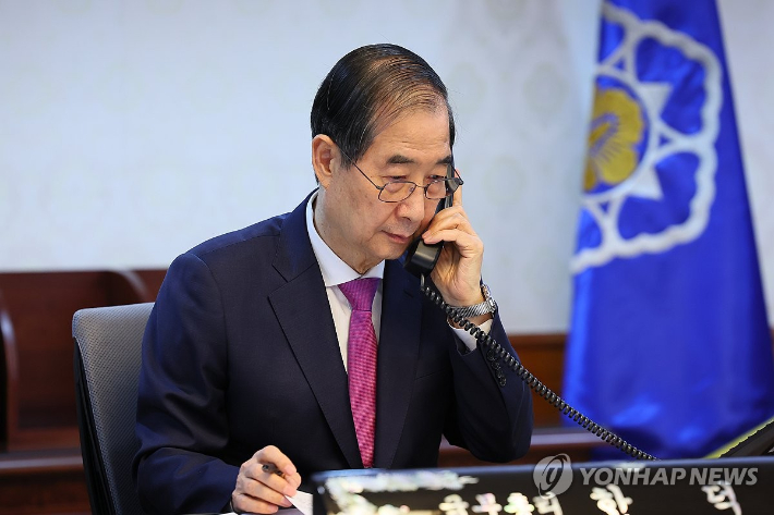 (서울=연합뉴스) 홍해인 기자 = 한덕수 대통령 권한대행 국무총리가 8일 정부서울청사에서 도널드 트럼프 미국 대통령과 전화 통화를 하고 있다. 2025.4.8 [국무총리실 제공. 재판매 및 DB 금지] hihong@yna.co.kr 연합뉴스