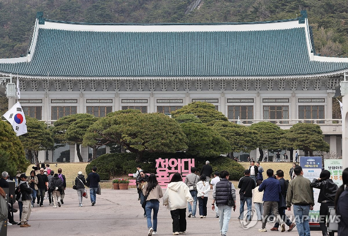 (서울=연합뉴스) 서명곤 기자 = 지난 9일 서울 종로구 청와대에서 관람객들이 청와대를 둘러보고 있다. 2025.4.10 seephoto@yna.co.kr 연합뉴스