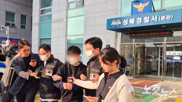 윤석열 전 대통령이 파면된 직후 곤봉으로 경찰차 유리창을 부순 30대 남성이 11일 성북경찰서 유치장을 나와 송치되고 있다. 송선교 수습기자
