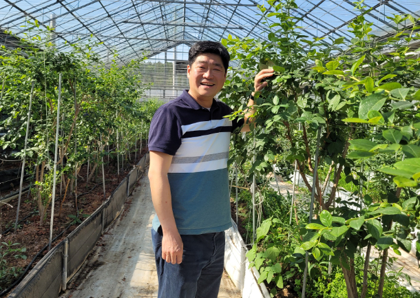 농림축산식품부의 2025년 민간투자기반 스케일업 지원사업에 선정돼 국비 4억 5천만 원을 지원받게 된 화순의 농업회사법인 ㈜영글어농장 김윤재 대표. 전라남도 제공