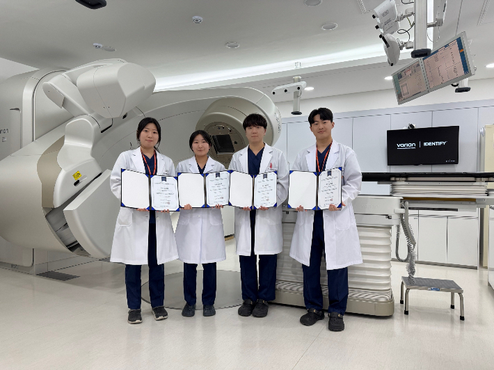 우수논문상을 수상한 함일식, 손찬희, 최현경, 황다현 방사선사. 동국대 경주병원 제공