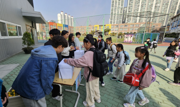 울산 대현초등학교 학생들이 산불 피해 주민들을 돕고자 성금을 모으고 있다. 울산광역시교육청 제공 