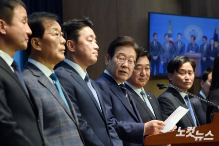 제21대 대통령선거 출마를 선언한 더불어민주당 이재명 전 대표가 11일 서울 여의도 국회 소통관에서 비전 및 캠프 인선 발표를 하고 있다.