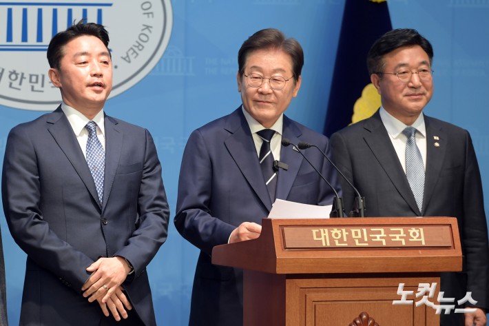 제21대 대통령선거 출마를 선언한 더불어민주당 이재명 전 대표가 11일 서울 여의도 국회 소통관에서 비전 및 캠프 인선 발표를 하고 있다. 캠프 선거대책본부장에 5선의 윤호중 의원(오른쪽)을 총괄본부장에 3선의 강훈식 의원(왼쪽)을 인선했다.