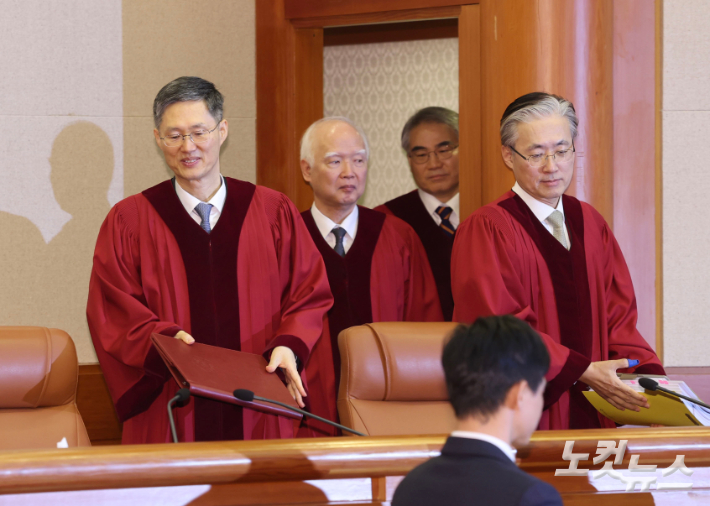 문형배 헌법재판소장 권한대행을 비롯한 헌법재판관들이 10일 서울 종로구 헌법재판소에서 열린 박성재 법무부 장관 탄핵 심판 선고가 열린 대심판정에 입장하고 있다. 류영주 기자