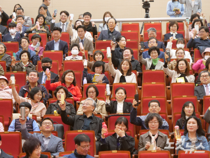 텀블러 500개, 쓰레기는 바나나 껍질뿐