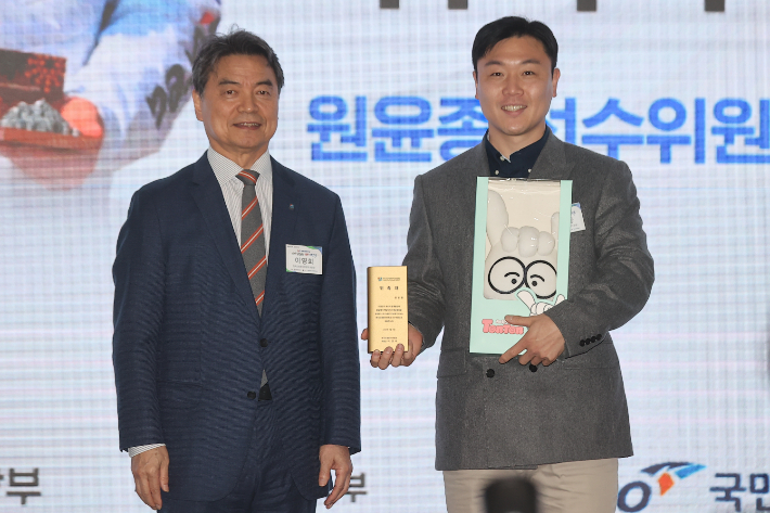 이영희 한국도핑방지위원장(왼쪽)이 11일 서울 송파구 올림픽파크텔에서 열린 도핑방지위원회 선수위원 위촉식에서 올림픽 봅슬레이 메달리스트 원윤종에게 위촉장을 수여한 뒤 기념 촬영을 하고 있다. 연합뉴스