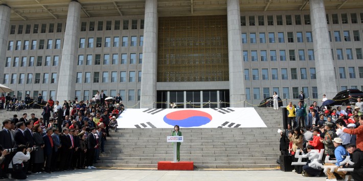 국민의힘 나경원 의원이 11일 서울 여의도 국회 본청 앞 계단에서 제21대 대통령선거 출마선언을 하고 있다.