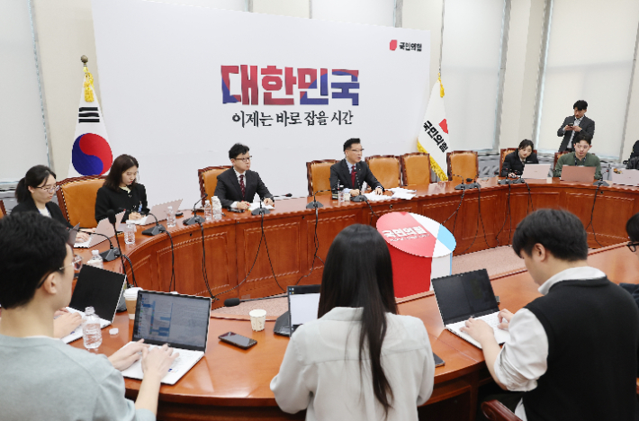국민의힘 이양수 사무총장이 대선 후보 선출 방식과 관련해 취재진 앞에서 발언하고 있다. 연합뉴스