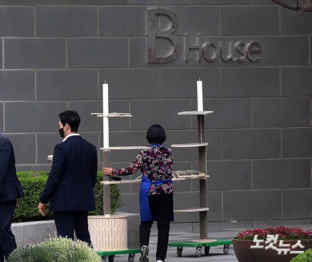 尹사저로 옮겨지는 캣타워