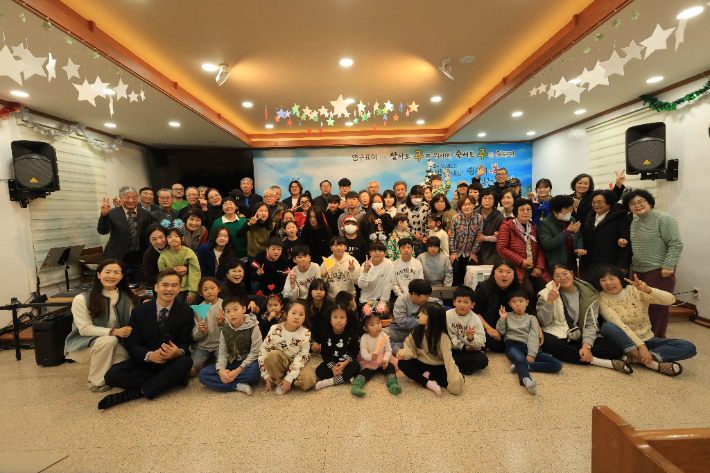 작년, 성탄 예배를 드리고 구예배당에서 찍은 마지막 사진. 박은환 목사 제공