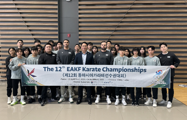제12회 동아시아가라테선수권대회에 출전하는 대한민국 선수단이 인천공항에서 기념 사진을 찍고 있다. 대한가라테연맹 제공