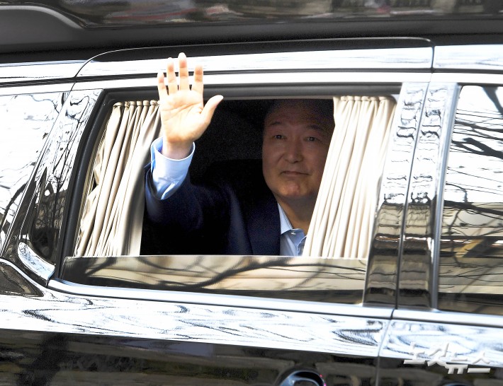 지지자들에게 손흔드는 윤前대통령