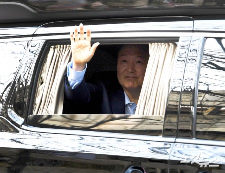 지지자들에게 손흔드는 윤前대통령