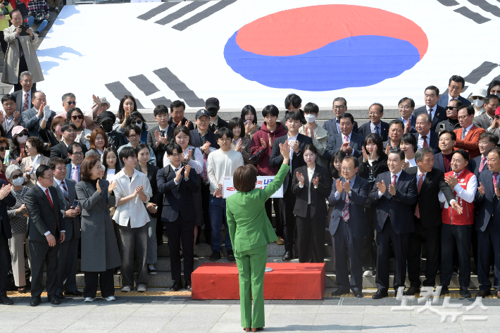 국민의힘 나경원 의원이 11일 서울 여의도 국회 본청 앞 계단에서 제21대 대통령선거 출마선언에 앞서 참석자들을 향해 인사를 하고 있다. 윤창원 기자