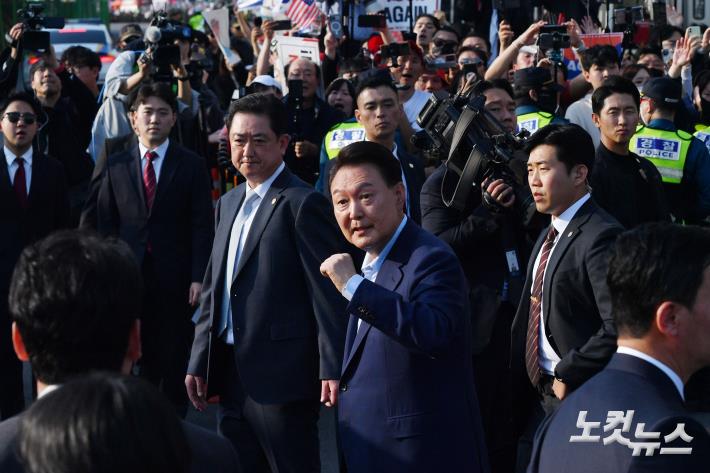 尹, 파면 선고 일주일 만에 관저 퇴거