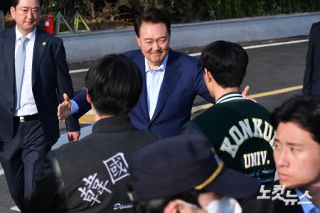 대학생 지지자들과 포옹하는 尹