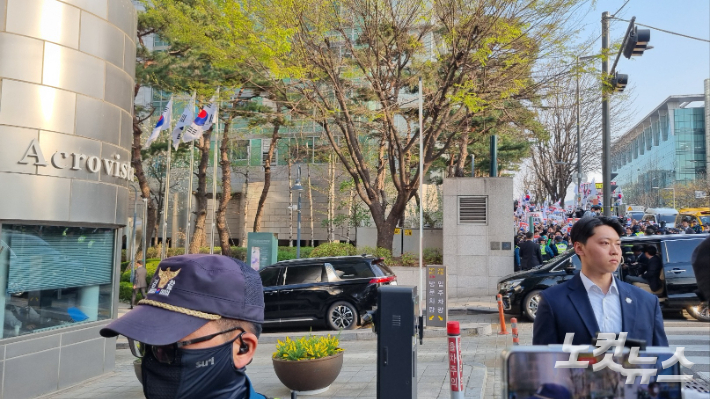 사저 앞에 도착한 윤 전 대통령 차량. 김지은 수습기자