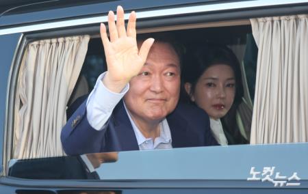 관저 떠나는 윤석열 전 대통령-김건희 여사