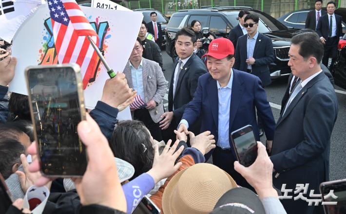 빨간 모자 쓰고 지지자들과 인사하는 윤 전 대통령