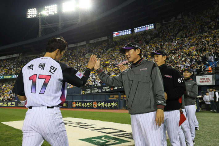 LG 염경엽 감독이 11일 승리 뒤 박해민과 하이파이브를 하고 있다. LG