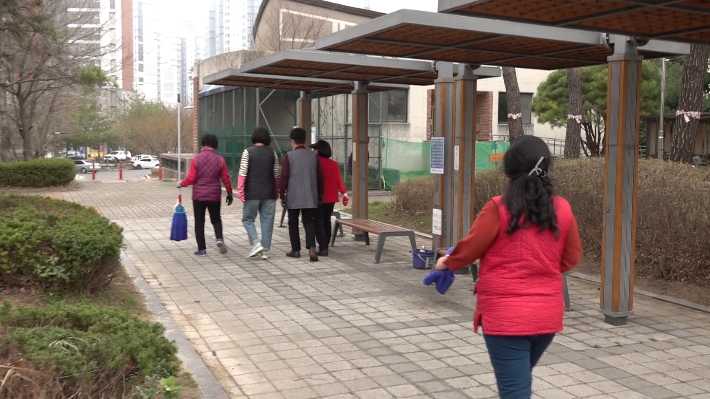 아침 8시 일터로 향하는 미화 노동자들. 김현주 크리에이터