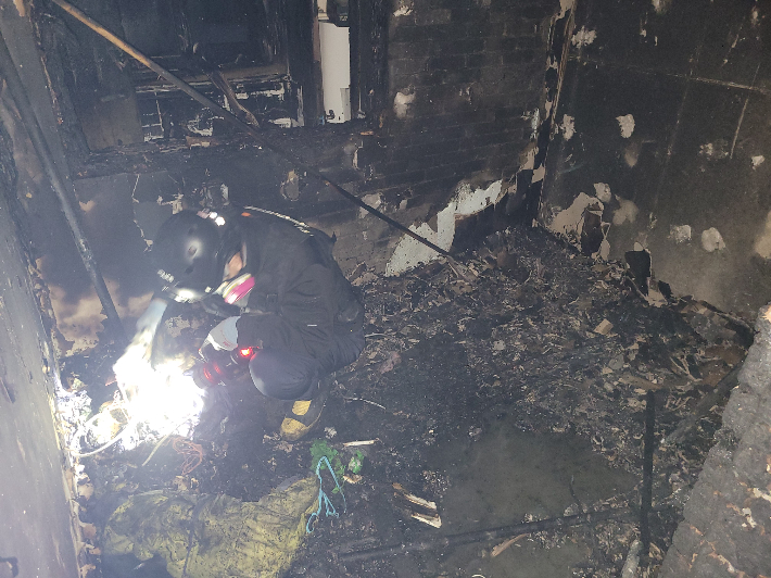 화재가 발생한 아파트 내부를 소방관이 살펴보고 있다. 경북소방본부 제공