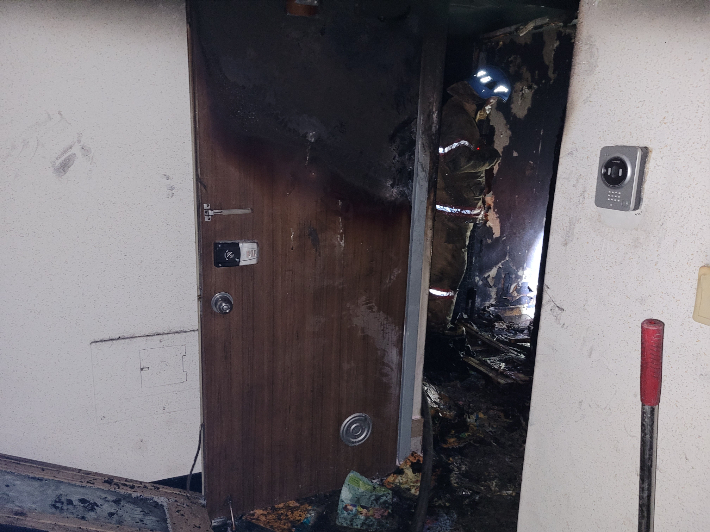 화재가 발생한 아파트 내부를 소방관이 살펴보고 있다. 경북소방본부 제공