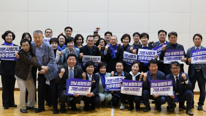 김문수 의원과 민주당 순천 갑 시도의원들의 전남기본사회위원회 발대식 기념촬영. 김문수 의원 제공