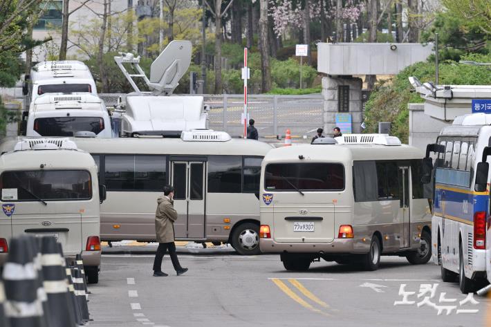 입구 통제되는 서울중앙지법