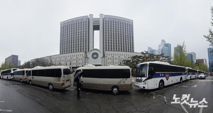 입구 통제되는 서울중앙지방법원