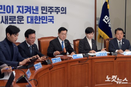 의사봉 두드리는  박찬대 당대표 직무대행 겸 원내대표
