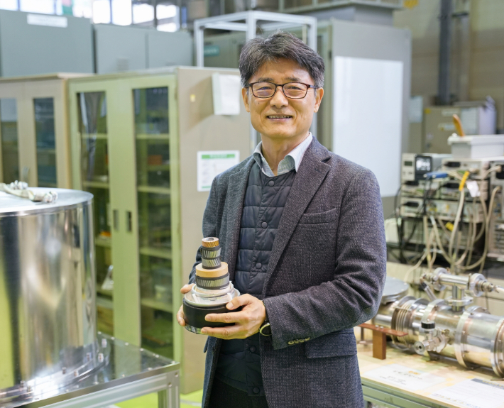 ISIS 차기 의장으로 선출된 KERI 조전욱 박사가 초전도 케이블을 들고 포즈를 취하고 있다. 전기연구원 제공