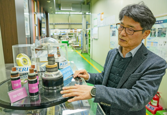 ISIS 차기 의장으로 선출된 KERI 조전욱 박사가 초전도 케이블에 대해 설명하고 있다. 전기연구원 제공