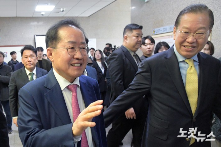 제21대 대통령선거 출마 선언을 앞둔 홍준표 전 대구시장이 14일 서울 여의도 국회에서 국민의힘 권영세 비상대책위원장과 만나고 함께 이동하고 있다.