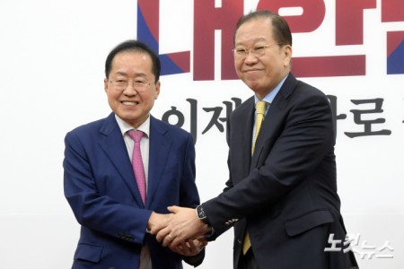 국민의힘 권영세 비상대책위원장과 대선 출마를 앞둔 홍준표 전 대구시장(왼쪽)이 14일 서울 여의도 국회에서 만나 인사를 하고 있다.