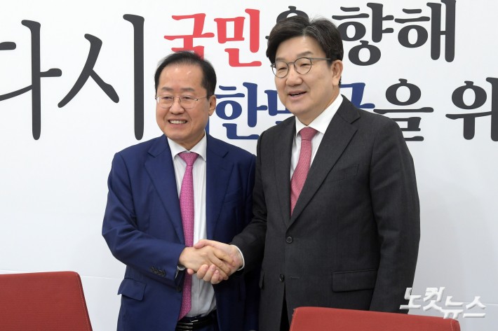 제21대 대통령선거 출마 선언을 앞둔 홍준표 전 대구시장이 14일 서울 여의도 국회에서 국민의힘 권성동 원내대표와 만나 인사를 하고 있다.