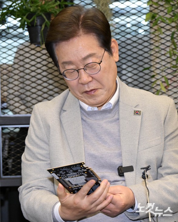 이재명 더불어민주당 대선 예비후보가 14일 서울 강남구 퓨리오사AI에서 퓨리오사AI NPU칩을 보고 있다.