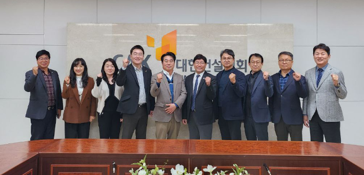 14일 강원특별자치도교육청은 춘천시 대한건설협회 강원도회 사무실에서 지역 건설업계와의 상생을 위한 논의의 장을 마련했다. 강원특별자치도교육청 제공