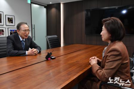 대화 나누는 이명박 전 대통령-나경원 의원